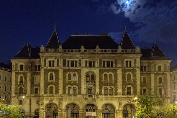 Le palais Drechsler, de style néo-Renaissance, situé en face de l'Opéra