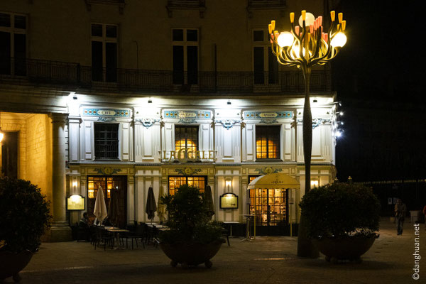 La  Cigale, inaugurée le 1er avril 1895,  est l'oeuvre de l'architecte-céramiste nantais, Emile Libaudière