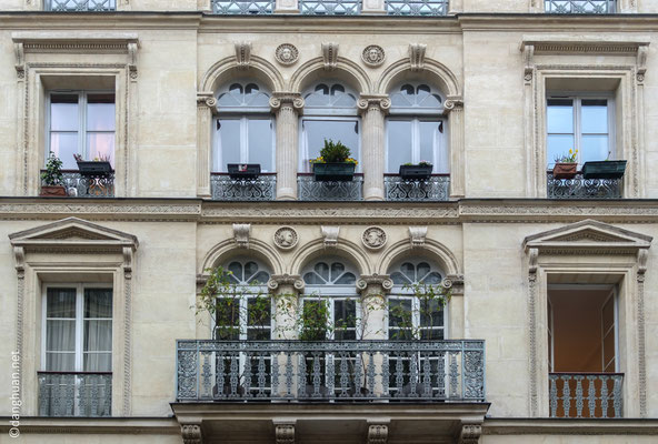Façade d'immeubles en pierre de taille caractéristiques du Second Empire de la rue d'Aumale