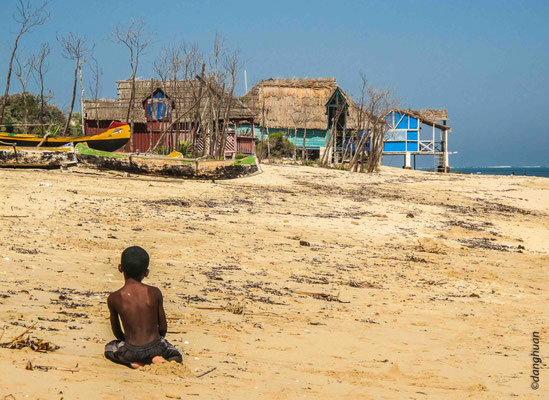 Les Vézos (Vezo en malgache), parfois appelés les « nomades de la mer » ...