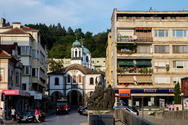 Gabrovo se situe à proximité du centre géographique de la Bulgarie, Uzana