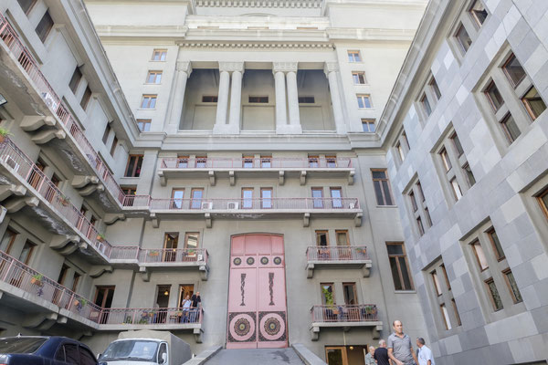 la façade arrière de l'opéra : fonctionnelle et ... à la 'soviétique'