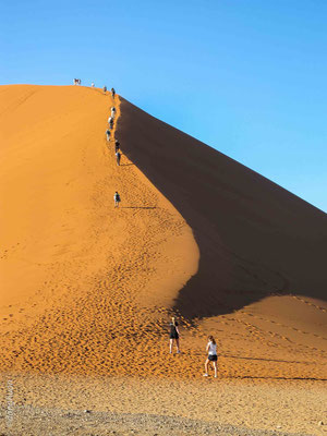 Elles figurent parmi les plus hautes dunes du monde. Ces dunes se trouvent au-dessus d’un ancien désert pétrifié qui forme un soubassement de grès. 