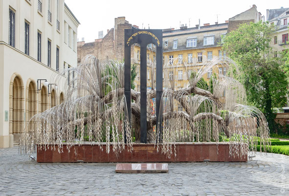 L'arbre de vie : oeuvre d'Imre Varga. Chaque feuille de ce saule pleureur porte le nom d'une victime de la Shoa.