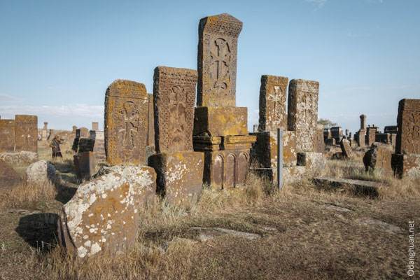 ... les fait comparer aux 'dentelles de pierres' ou les khatchkars 'brodés', appelés ainsi en hommage ...