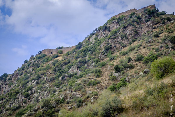 La forteresse Sembataberd est située à 750m sur une surface de 6,5 h ...