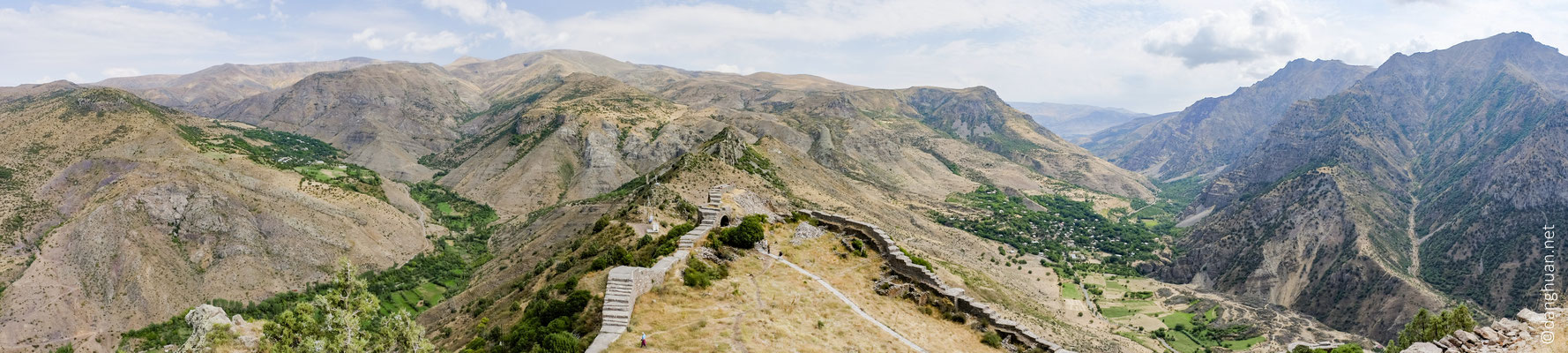 La construction de l'enceinte a rendu la forteresse inaccessible pendant son passé historique... ... l'accès de la forteresse n'est possible que par le nord