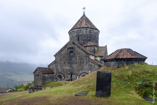 ... et d'autres bâtiments, entouré d'une vaste enceinte munies de tours rondes...