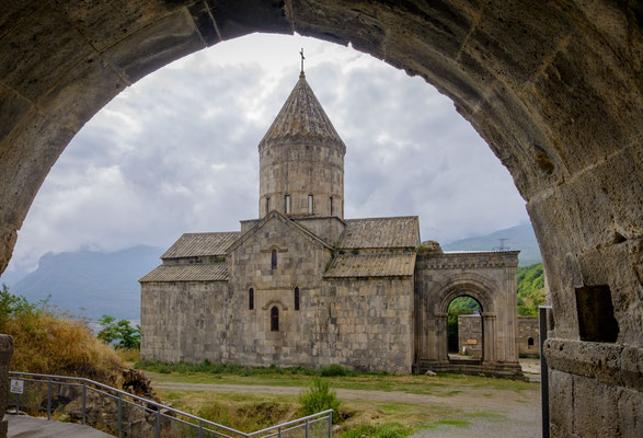 ... le monastère de Tatev (Xè siècle) est considéré comme ...