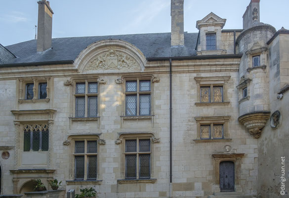  ...l'Hôtel Lallemant avec son ensemble impresionnant de sculptures décoratives, ses tourelles d'escaliers ou encore son plafond à caissons sculptés