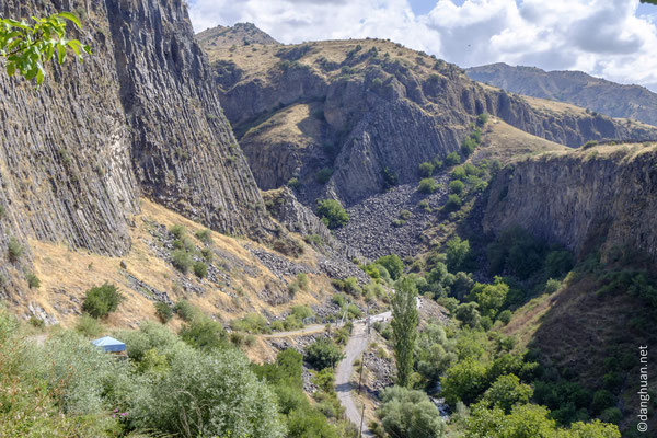 dans des paysages typiques des hauts plateaux arméniens