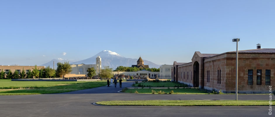 vue sur les monts Ararats depuis le complexe de la cathédrale