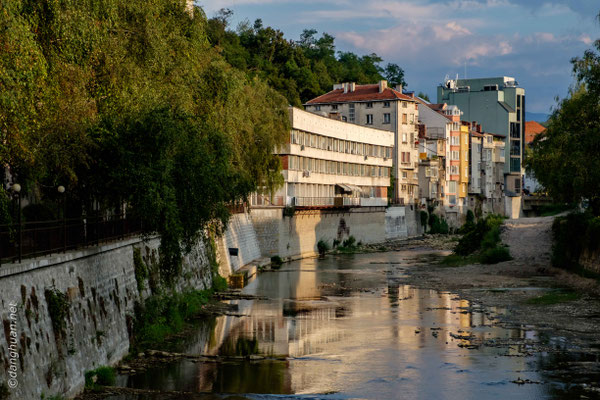 Gabrovo est bâtie sur la route d'un des principaux cols traversant la chaîne montagneuse, dans la haute vallée de la Yantra, une région pittoresque. 