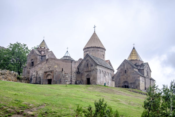 L'église principale du monastère, Sainte-Mère-de-Dieu, est précédée d'un gavit ; deux autres églises, plusieurs chapelles et une bibliothèque complètent le site