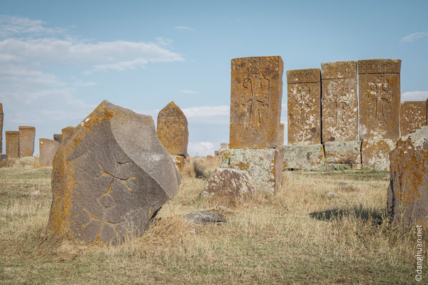 Les khatchkars sont des stèles de forme arquée ou rectangulaire sculptées d'une ou de plusieurs croix ...