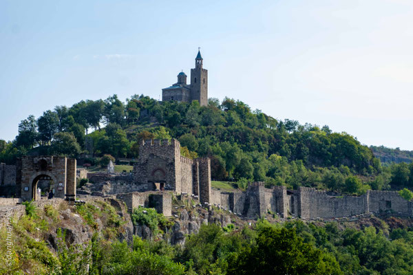 La Forteresse de Tzarevetz est une forteresse médiévale située sur une colline du même nom à Veliko Tarnovo, dans le Nord de la Bulgarie. 