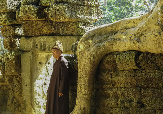 un moine vietnamien en visite à AngkorVat