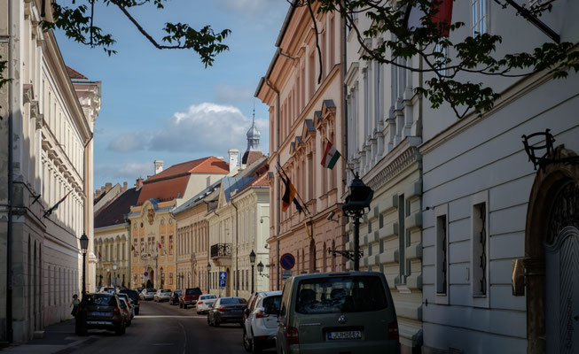 Varnegyed, le quartier du château, en hauteur de Buda : ici la rue des seigneurs (Uri utca)