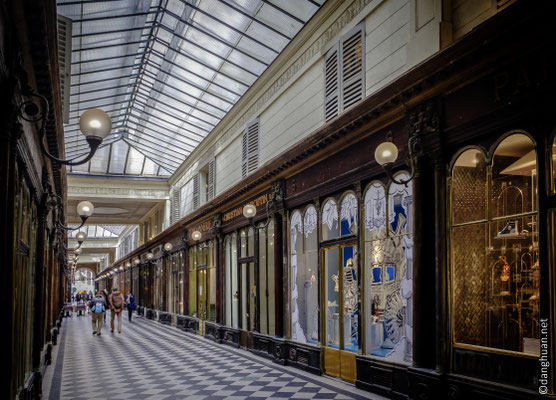 La  Galérie Vérot-Doda est pavée de dallage de losanges noirs et blancs en marbre et dotée d’un plafond de vitre et de gravures...