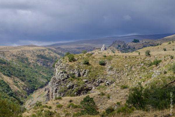 ... Des deux côtés, le rocher s'enfonce vers les gorges des rivières Amberd et Arkachen...