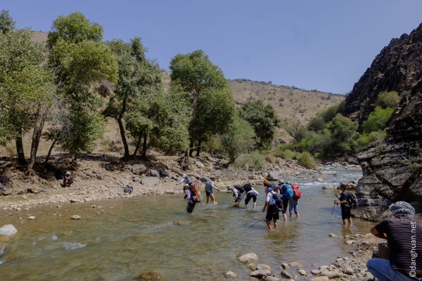 traversée de la rivière Nurekatasay  dans la vallée de Nourekata