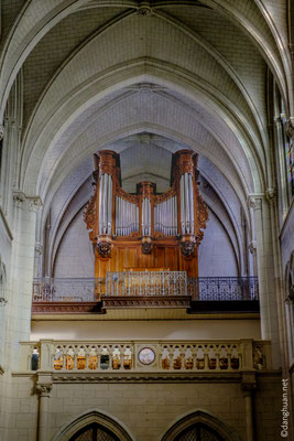 Eglise St André de l'Europe - l'orgue bénéficie d'un éclairage latéral naturel