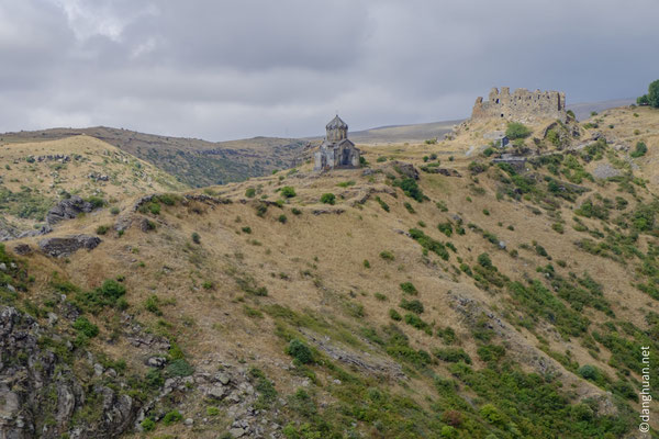 la forteresse d'Amberd s'élève sur un plateau rocheux triangulaire...