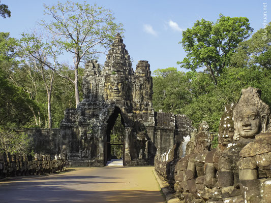 Bayon : L'architecture du Bayon est de type temple-montagne tout comme le Bakong, Baphûon, Pre Rup, Ta Keo et Angkor Vat