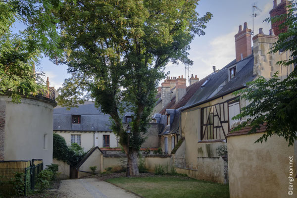 Promenade le long du rempart gallo-romain détruit en partie au VIIIème siècle