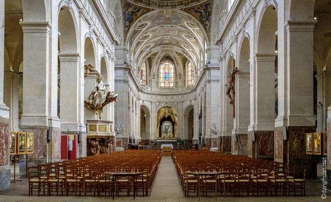 Le corps de l’église a été élevé de 1653 à 1690 sur des plans de Jacques Le Mercier ; elle n’a reçu qu’en 1736-1738 sa façade, dessinée par Robert de Cotte...
