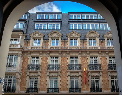 Façade de l'hôtel Villathena, rue d'Athènes
