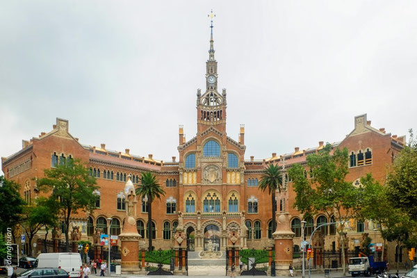 L’hôpital de Sant Pau , dessiné en 1901 par l'architecte catalan Lluís Domènech i Montaner et il a été terminé en 1930 - Barcelone