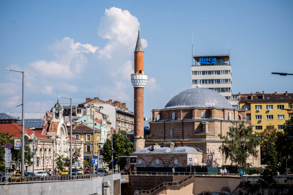 Sofia - Le centre de ville avec la Grande Mosquée et le hall du marché à gauche