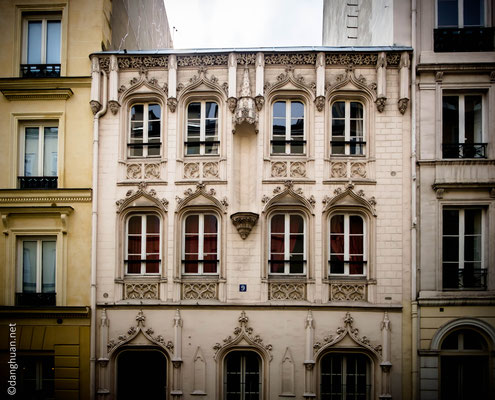 N°9 rue de Navarin. Cet étonnant bâtiment de style néo-gothique était, avant leur interdiction en 1946, une maison close, spécialisée dans le… sadomasochisme !