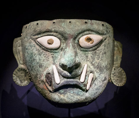 Masque funéraire représentant le visage d'Ai Apaec, culture Mochica (100 - 800 après JC), cuivre et coquillage de strombus