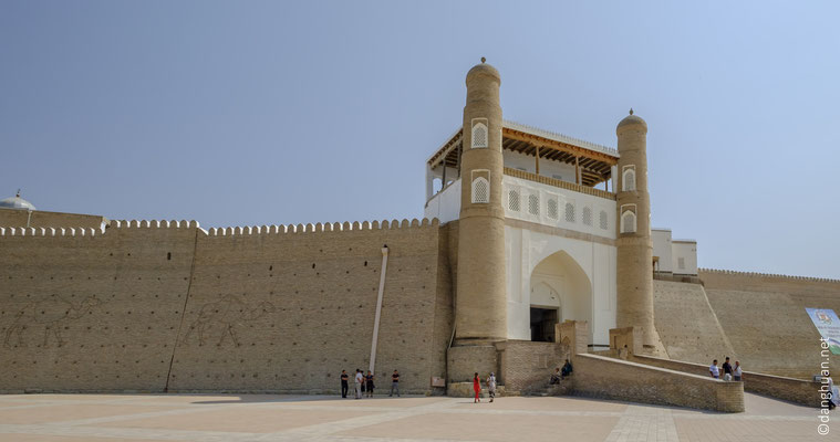 Demeure des seigneurs de Boukhara durant plus d'un millénaire, la forteresse de l'Ark est le symbole de l'émirat de Boukhara, et située sur ...