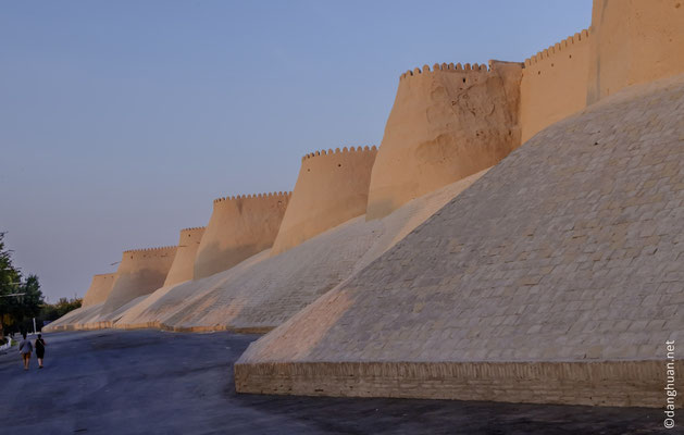 ... , la citadelle (Itchan Kala), citée dès le Xè siècle dans les chroniques arabes, fut la capitale de la région du Khorezm avec le khanat du Khiva en 1511