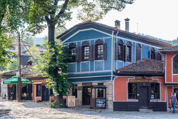 Koprivchtitza se situe à 110 km au sud-est de Sofia dans la montagne Saštinska Sredna Gora