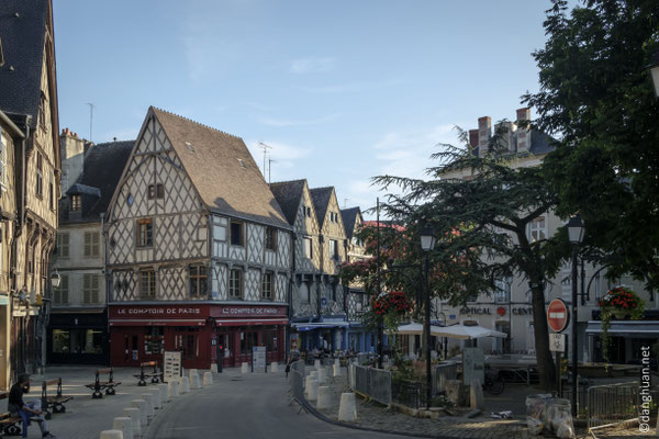 d'hôtels particuliers Rennaissance ou encore des vestiges du rempart gallo-romain