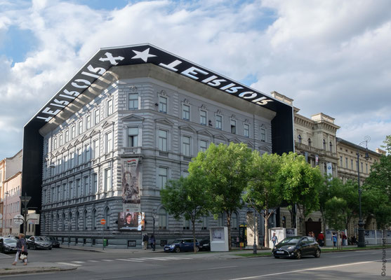 Maison de la Terreur : En 1944 les Croix fléchées prennent le pouvoir en Hongrie avec l'aide des allemands, la maison est transformée en prison et centre d'interrogatoire dans laquelle de nombreuses personnes sont torturées et exécutées.