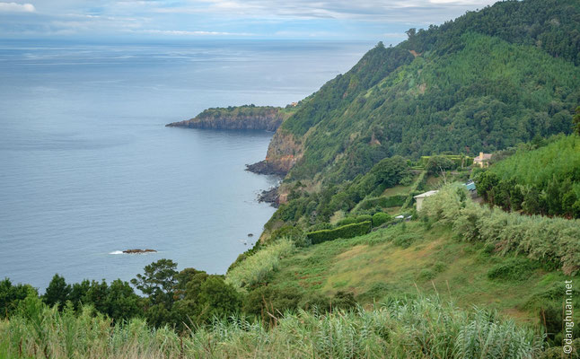 Randonnée par la côte de Povoaçao, lieu où débarquèrent les premiers habitants de Sao Miguel jusqu'au village de pêcheurs de Ribeira Quente