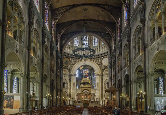 Eglise St Augustin - son originalité réside dans sa structure plus que dans son style éclectique inspiré des arts roman et byzantin