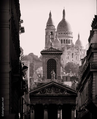le Sacré Coeur avec la façade de l'église Notre Dame de Lorette en premier plan