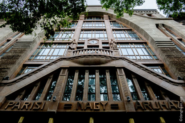 Façade d'une centre commercial située sur Andrassy Ut