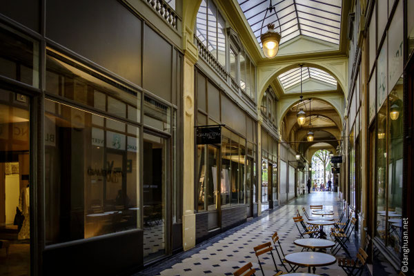 la Galerie de la Madeleine, très élégante par son architecture, abrite de nombreuses enseignes de luxe et de restaurants.