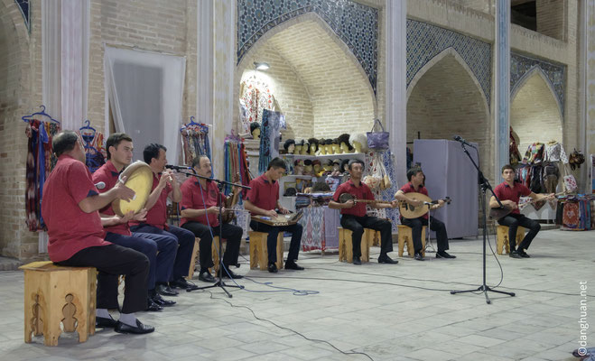 spectacle dans le médersa de Nadir divan-begi
