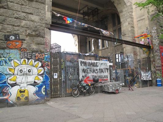 Le Tacheles était l'un des plus célèbres squats de Berlin, en Allemagne, occupé de 1990 à 2012 par des artistes