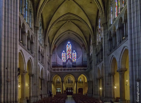 Basilique Notre Dame du Perpétuel Secours - 60m de longueur, 16m de largeur, 32m de hauteur