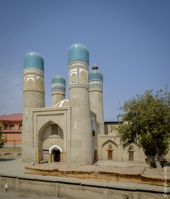 Chor-minor (quatre minarets) érigée en 1807 dont le style n'a pas d'analogues dans l'architecture islamique de l'Asie centrale