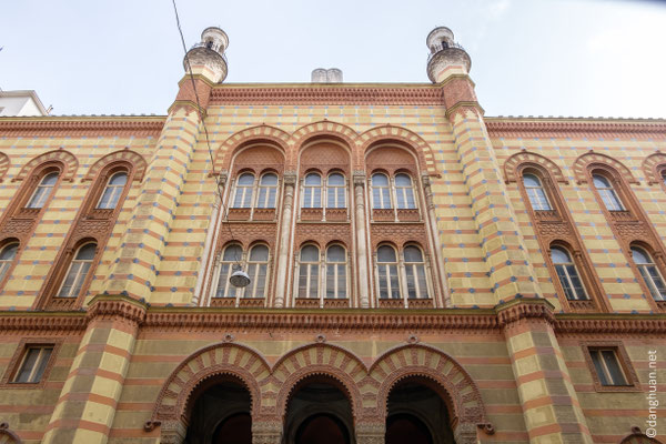 L'ancienne synagogue aujourd'hui abandonnée, est située à la rue Rumbach, limite de l'ancien ghetto